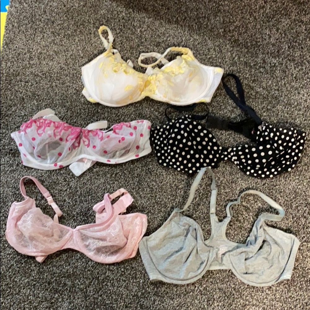 5 Victoria secret bras! Size 40C
